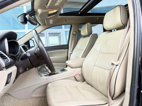 Used 2017 Jeep Grand Cherokee Overland image 16