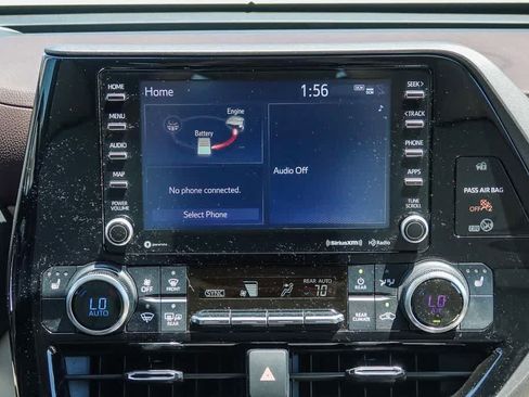 Used 2022 Toyota Highlander XLE FWD image 13