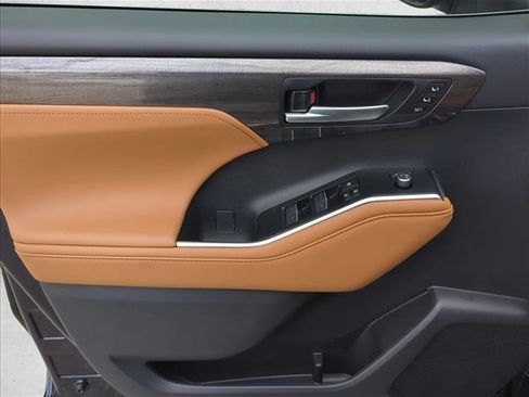New 2026 Toyota Highlander Platinum image 10