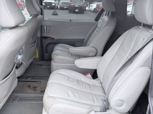 Used 2014 Toyota Sienna XLE image 9