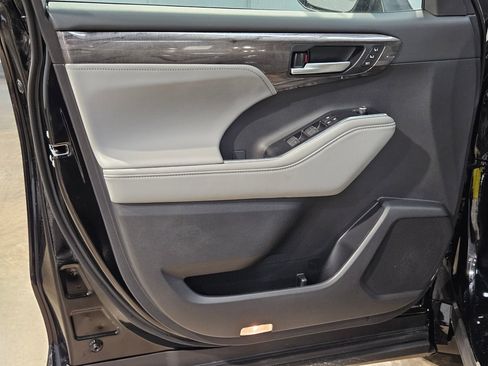 New 2026 Toyota Highlander Platinum AWD/4WD image 11