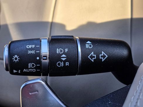 Used 2018 Land Rover Range Rover Velar R-Dynamic SE image 21