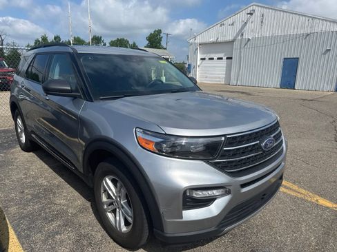 Used 2023 Ford Explorer XLT w/ Equipment Group 202A AWD/4WD image 9