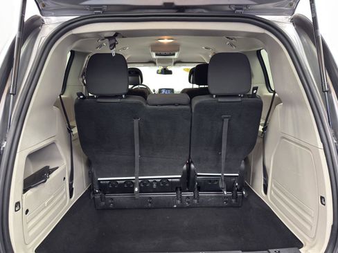 Used 2019 Dodge Grand Caravan SE image 27