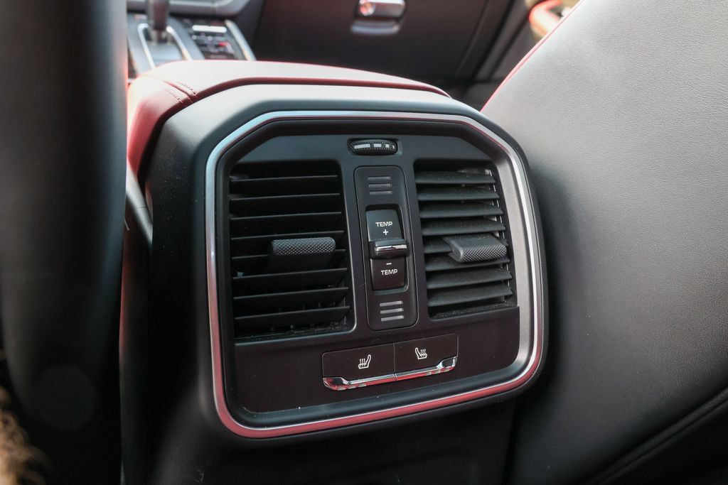 Certified 2026 Porsche Macan AWD/4WD image 34