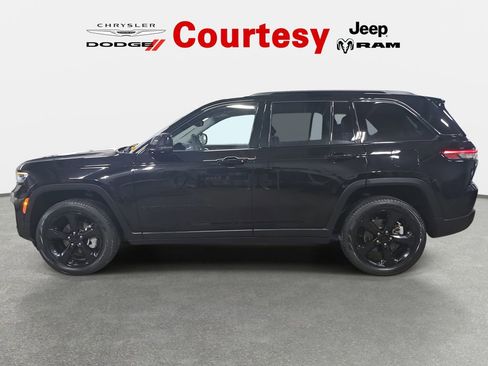 Certified 2023 Jeep Grand Cherokee Limited w/ Black Appearance Package image 6