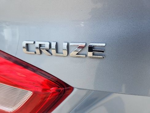 Used 2018 Chevrolet Cruze LS FWD image 37
