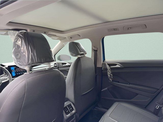 Certified 2025 Volkswagen Taos SE AWD/4WD image 8