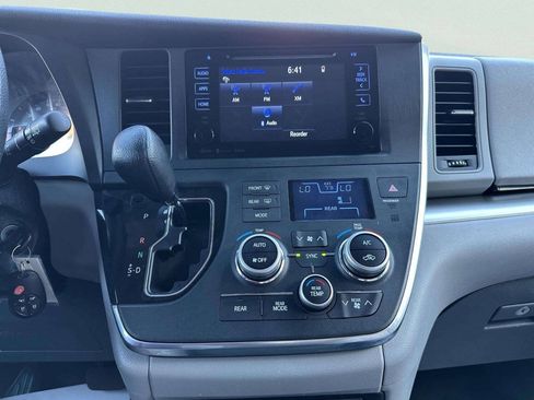 Used 2017 Toyota Sienna LE FWD image 26
