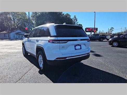Used 2024 Jeep Grand Cherokee Laredo w/ Trailer Tow Package image 28
