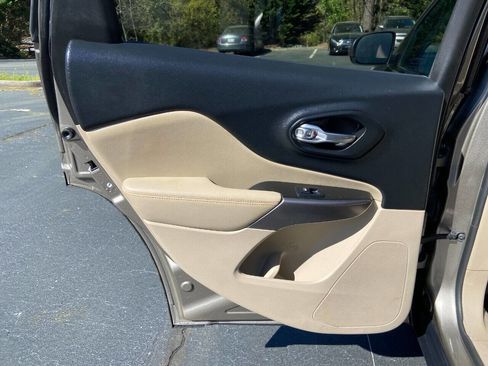 Used 2019 Jeep Cherokee Latitude w/ Popular Appearance Group image 22