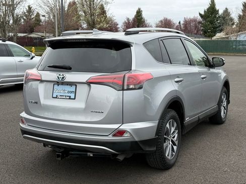 Used 2018 Toyota RAV4 LE image 9