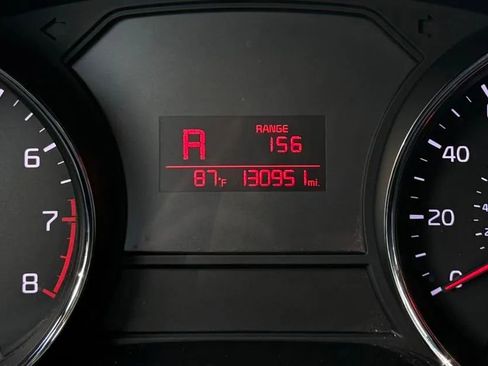 Used 2016 Kia Sedona L image 11