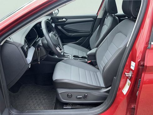Used 2025 Volkswagen Jetta SE FWD image 7