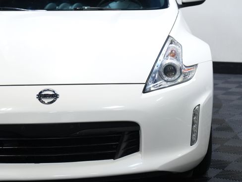 Used 2016 Nissan 370Z Touring RWD image 10