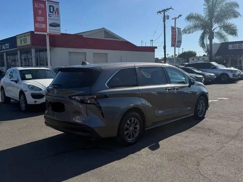 Used 2023 Toyota Sienna LE image 4