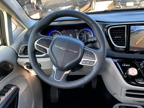 Certified 2024 Chrysler Pacifica Touring-L image 7