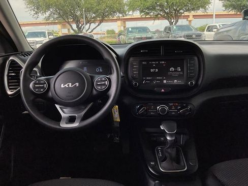 Used 2025 Kia Soul LX w/ LX Technology Package FWD image 9