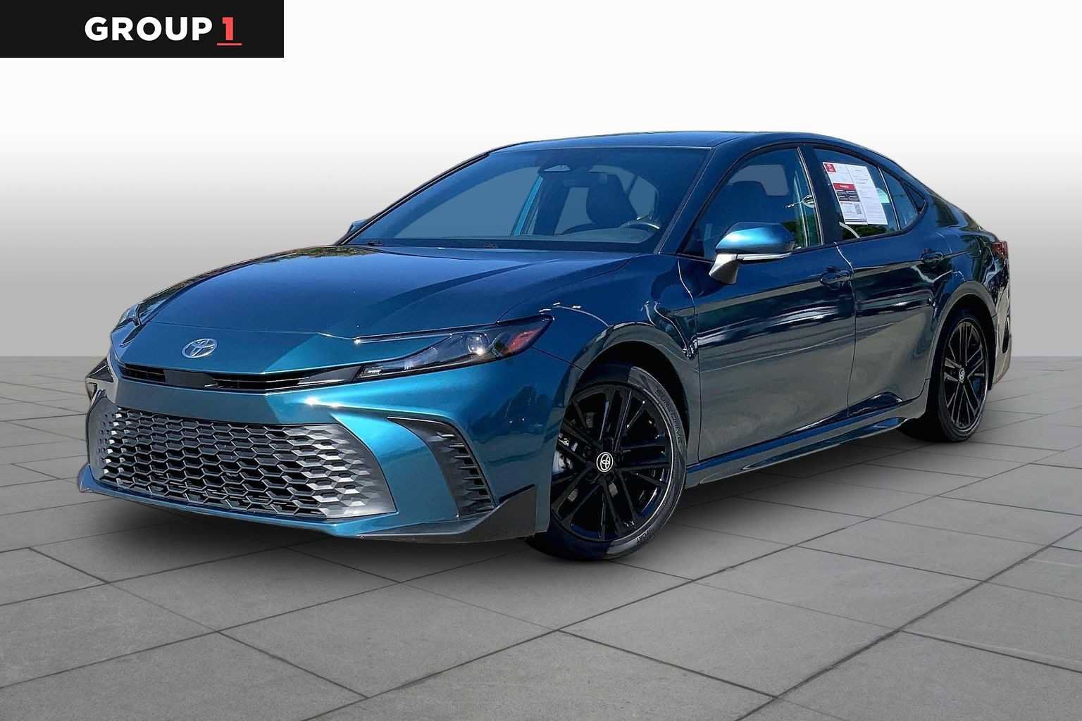 Used 2025 Toyota Camry SE FWD image 1