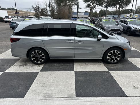 Used 2025 Honda Odyssey Elite image 3