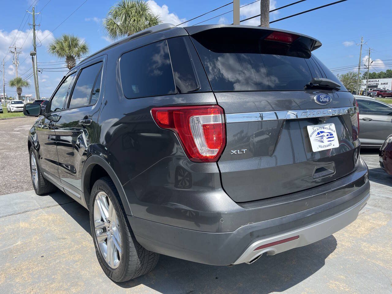 Used 2017 Ford Explorer XLT w/ Equipment Group 202A FWD image 4