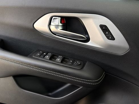 Used 2025 Chrysler Pacifica Limited FWD image 37