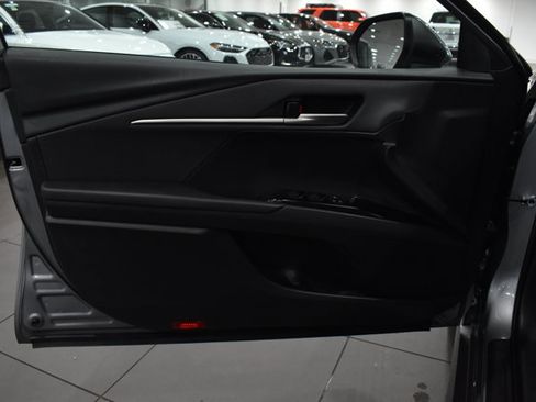 Used 2025 Toyota Camry SE image 32