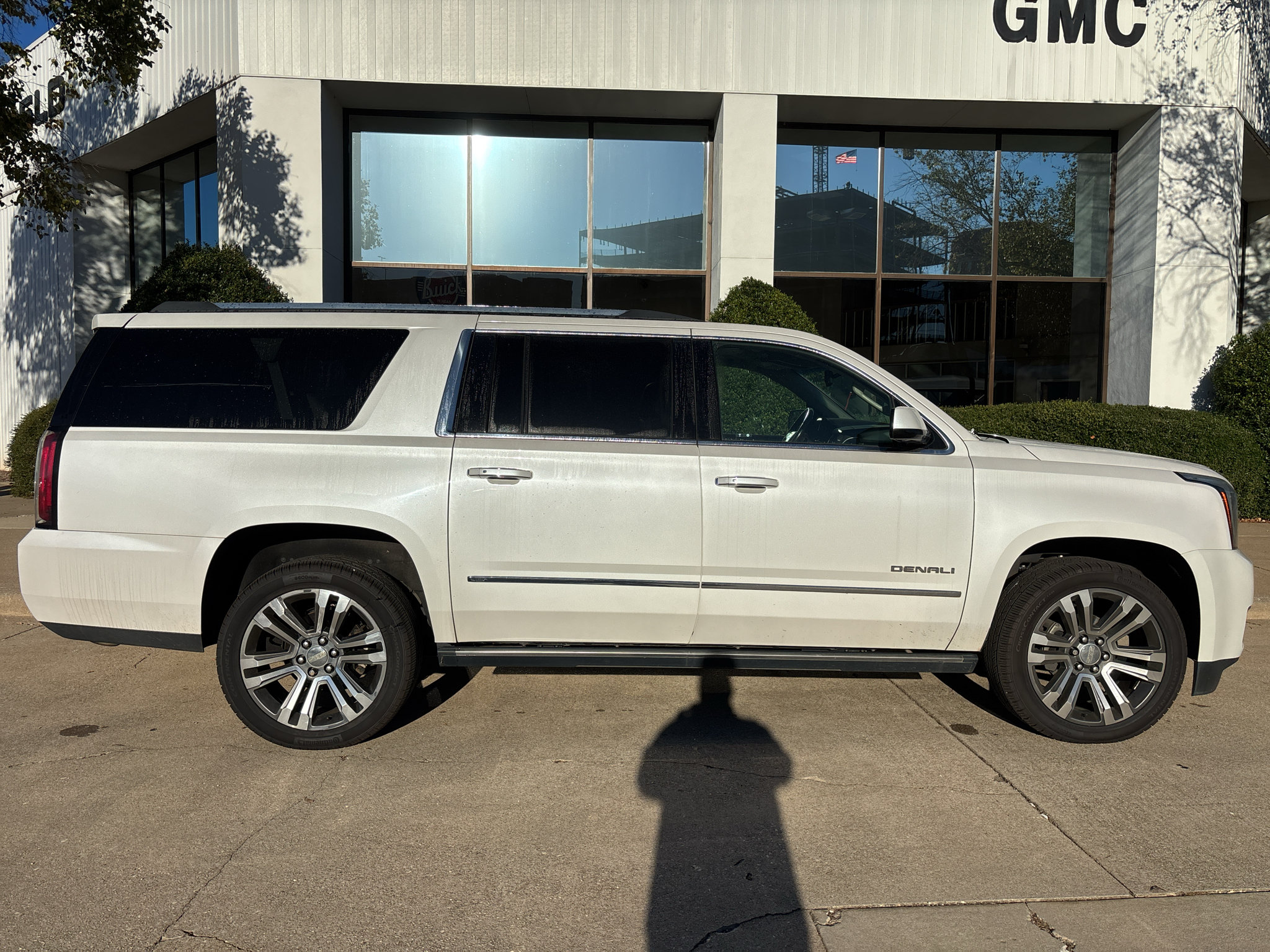 Used 2019 GMC Yukon XL Denali w/ Denali Ultimate Package AWD/4WD image 9