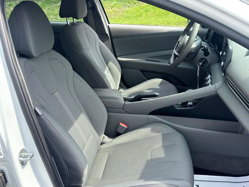 Used 2021 Hyundai Elantra SE image 32