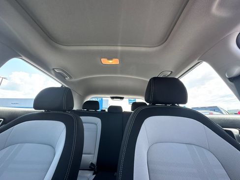 Used 2025 Hyundai Venue SEL FWD image 32