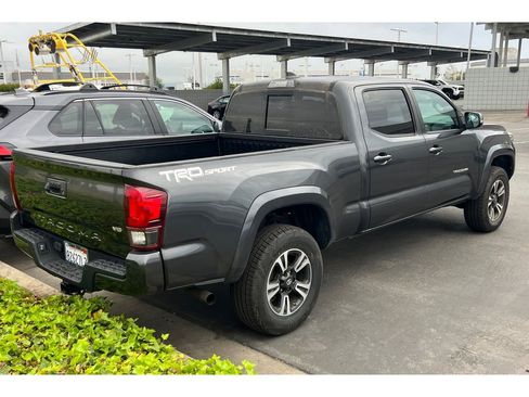 Used 2018 Toyota Tacoma TRD Sport w/ Technology Package image 5