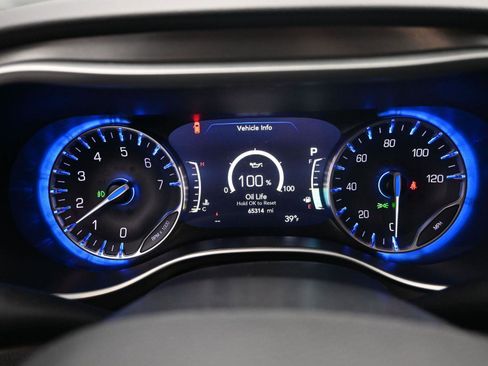 Used 2024 Chrysler Pacifica Touring-L image 22