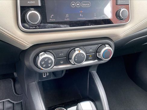 Used 2020 Nissan Versa SV image 32