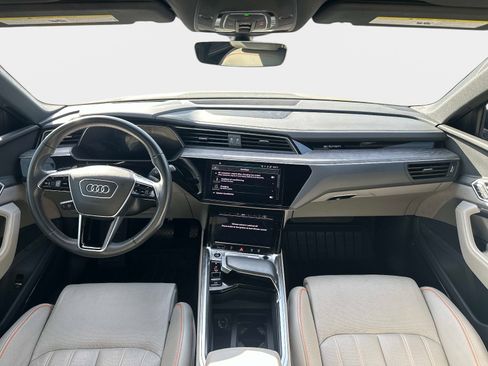 Used 2022 Audi e-tron Chronos image 9