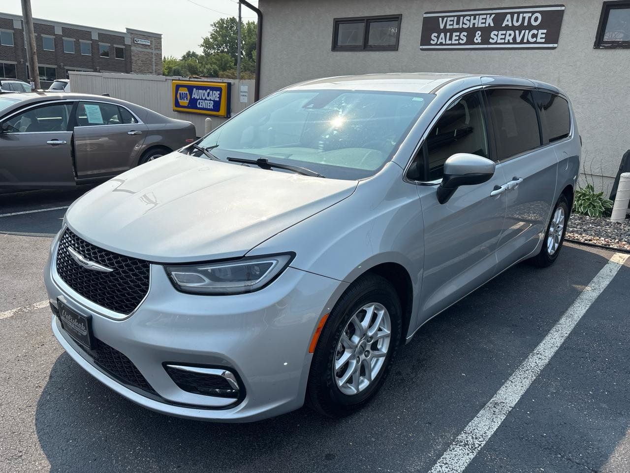 Used 2023 Chrysler Pacifica Touring FWD image 7