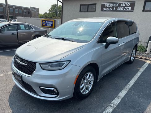 Used 2023 Chrysler Pacifica Touring FWD image 7