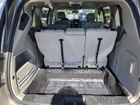Used 2014 Chrysler Town & Country Touring w/ Driver Convenience Group FWD image 11