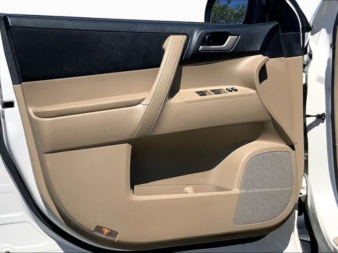 Used 2012 Toyota Highlander FWD w/ Tech Pkg image 20