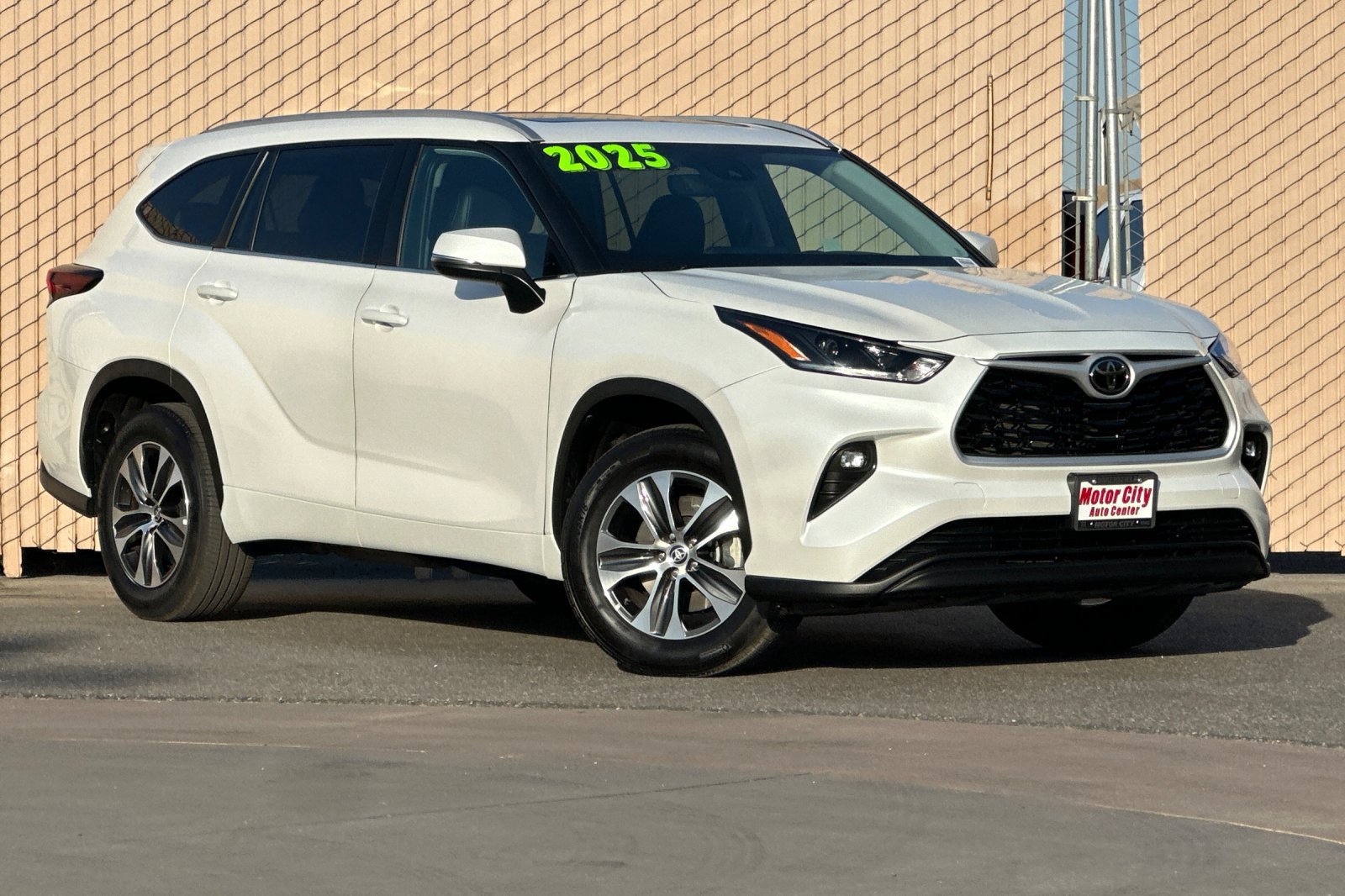 Used 2025 Toyota Highlander XLE FWD image 2