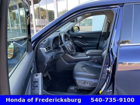 Used 2022 Toyota Highlander XLE AWD/4WD image 29