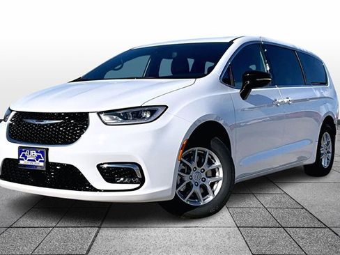 New 2026 Chrysler Pacifica Select image 2