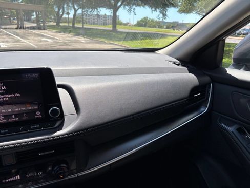Used 2025 Nissan Rogue SV FWD image 30