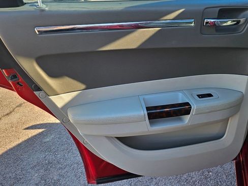 Used 2009 Chrysler 300 C RWD image 23