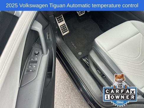 Used 2025 Volkswagen Tiguan SE R-Line image 11