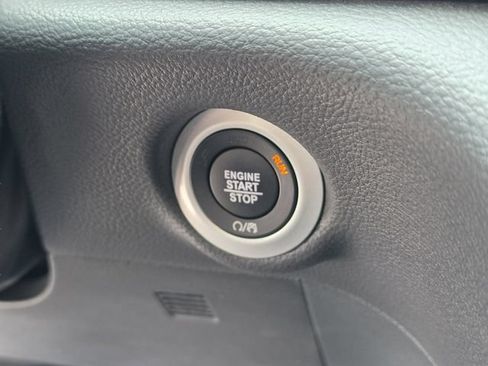 Used 2024 Chrysler Pacifica Limited AWD/4WD image 37
