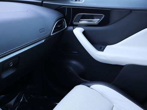 Used 2020 Jaguar F-PACE R-Sport image 39