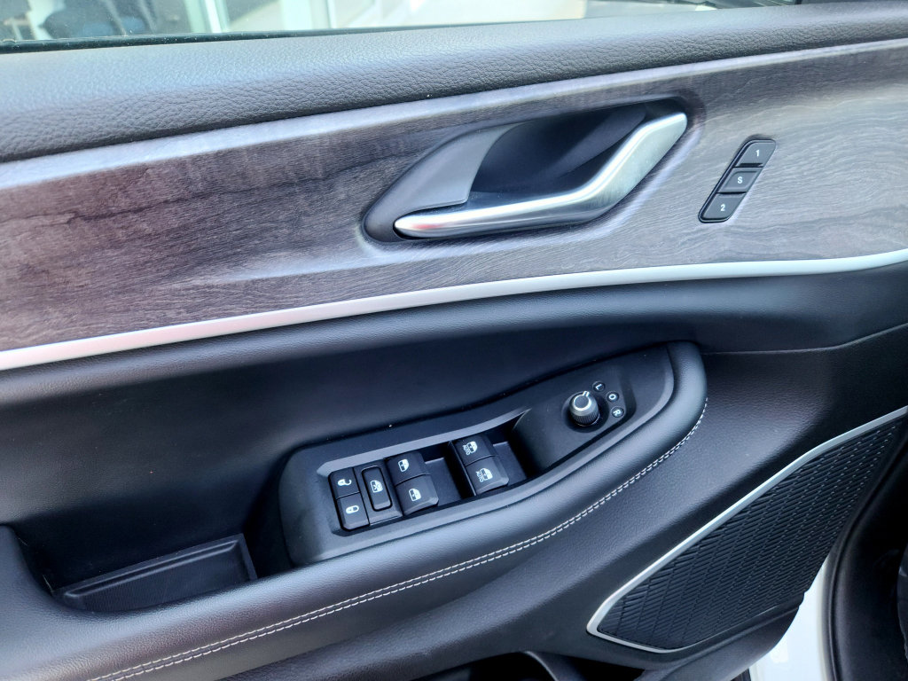 Used 2022 Jeep Grand Cherokee Limited AWD/4WD image 19