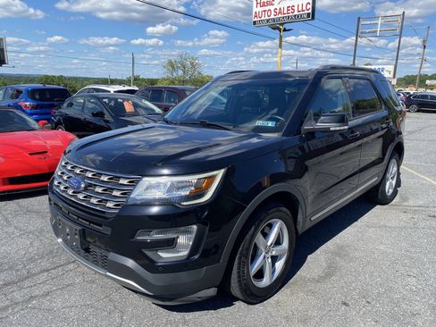 Used 2017 Ford Explorer XLT w/ Equipment Group 202A AWD/4WD image 1