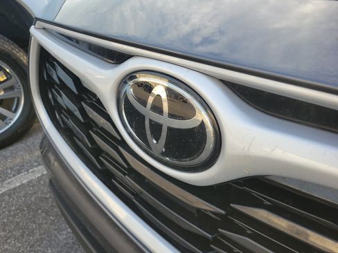 Used 2025 Toyota Highlander XLE FWD image 3
