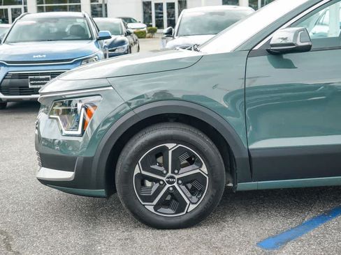 Certified 2025 Kia Niro EX FWD image 9